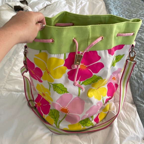 Lilly Pulitzer bucket bag with gorgeous flowers - Picture 1 of 7